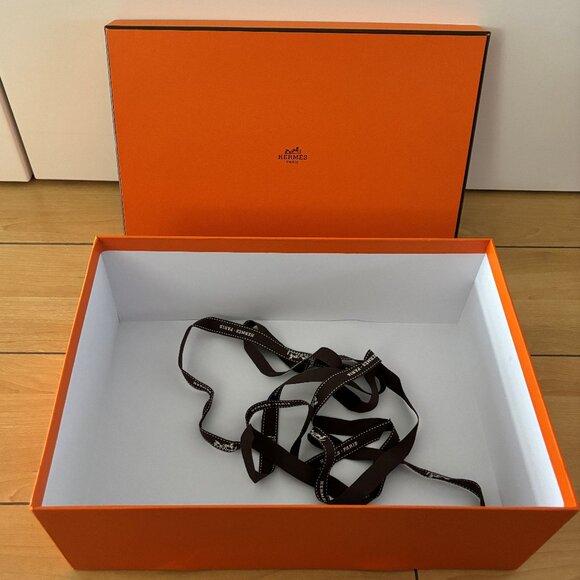 Hermes empty shoe box with ribbon - Picture 9 of 10